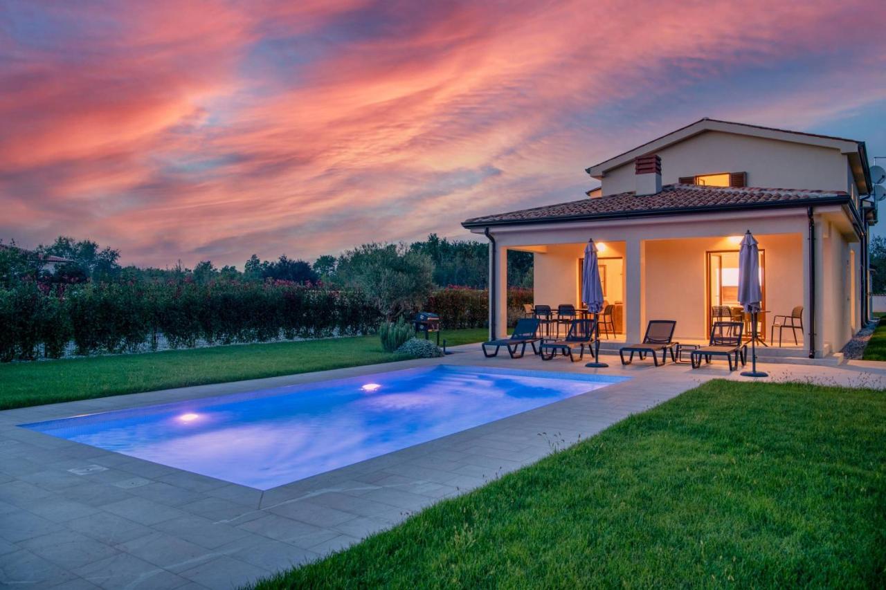 Holiday House Luca Пореч Екстериор снимка